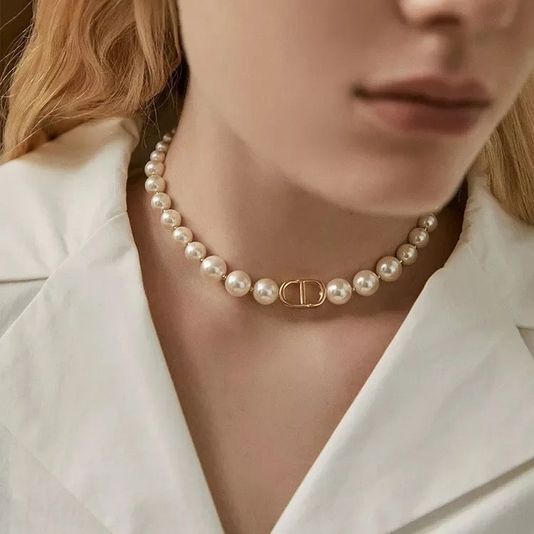 V PEARLS NECKLACE