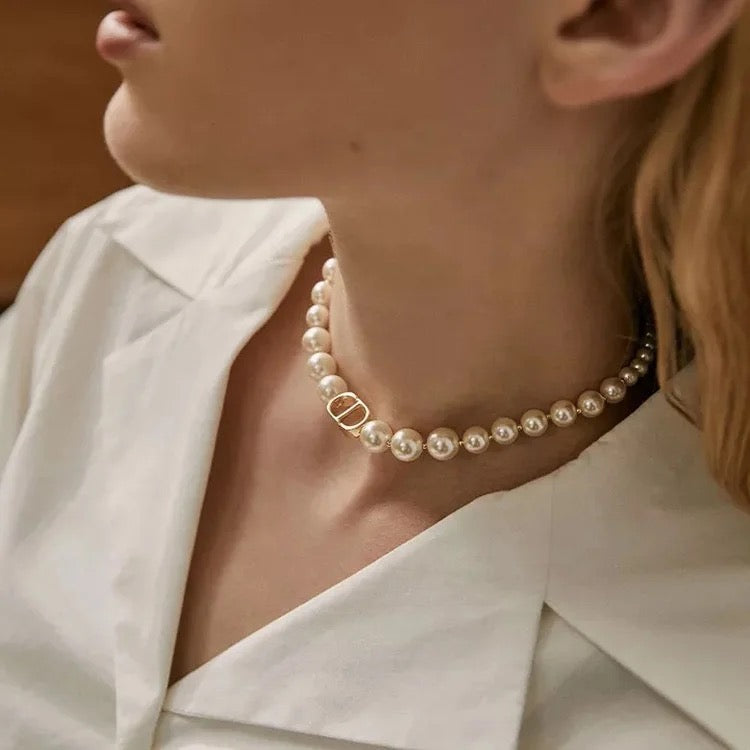 V PEARLS NECKLACE