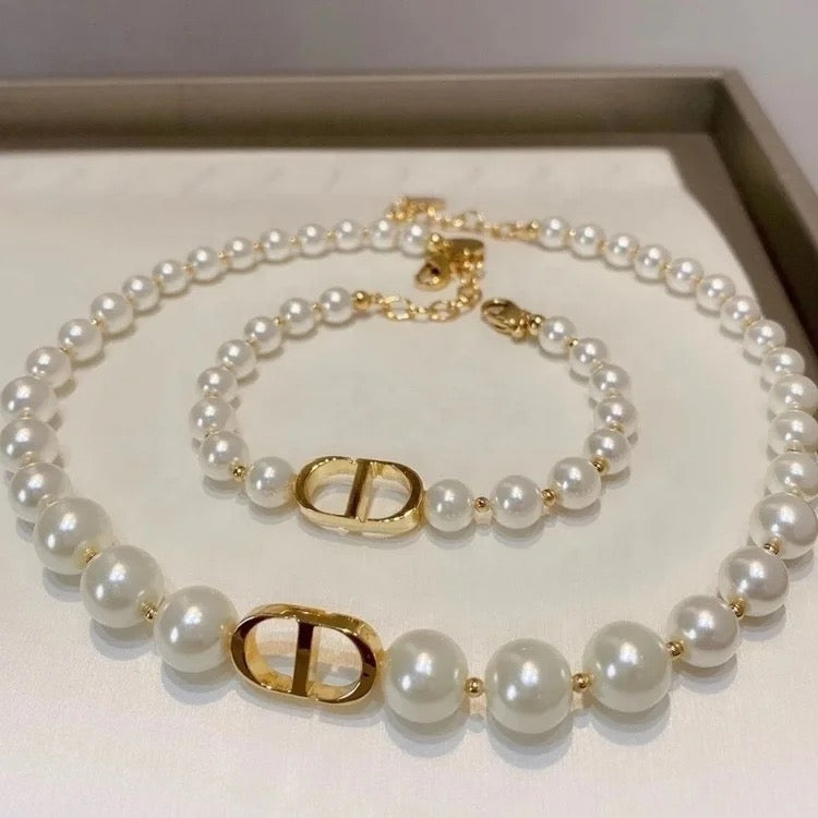 V PEARLS NECKLACE